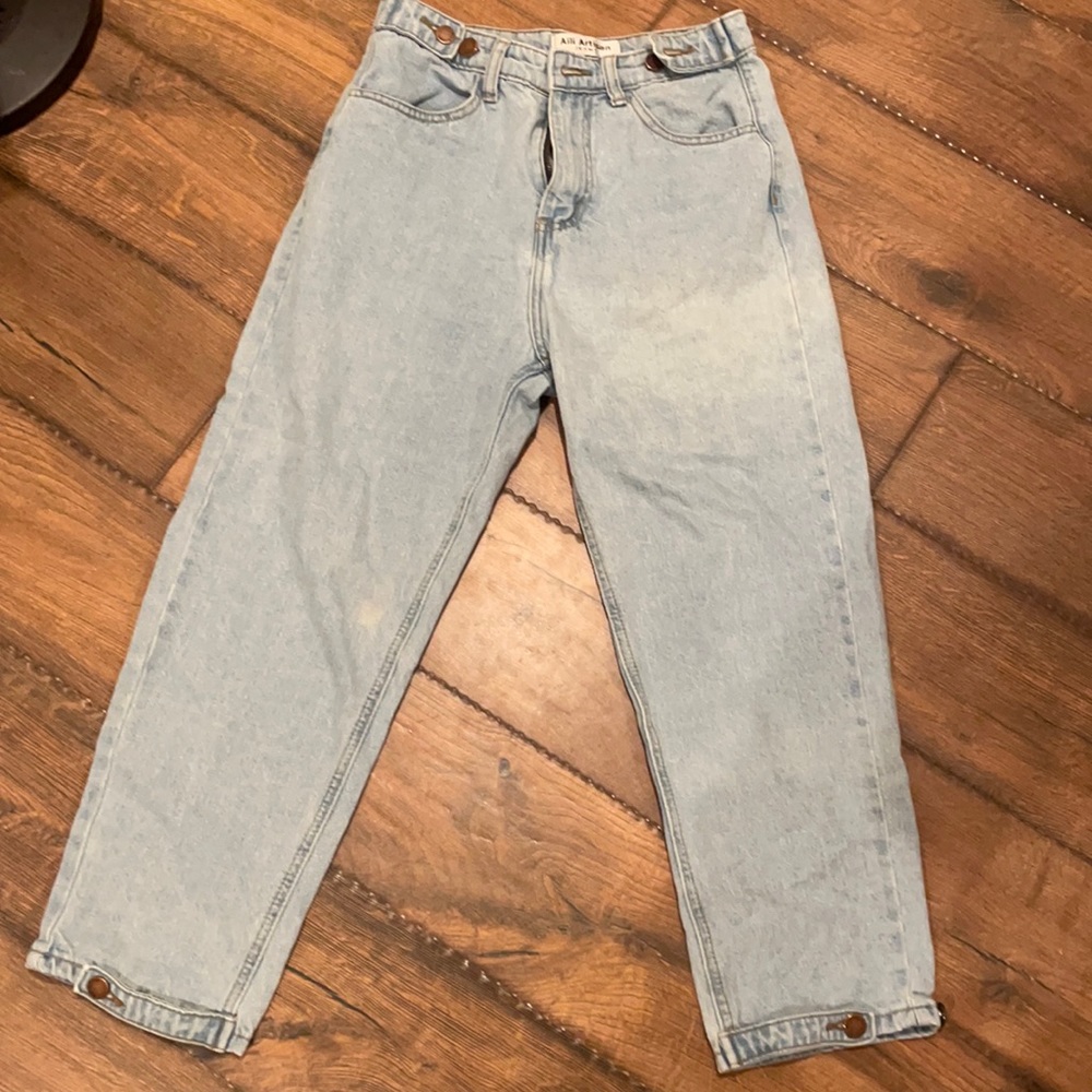 High waisted mom jeans😋💙 size XS.